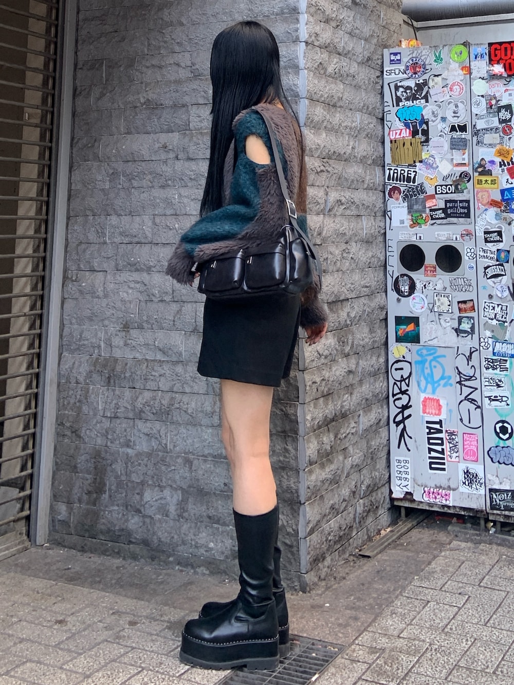 ブラウン系のニット/セーター、ブラック系のショルダーバッグ、ブラック系のその他パンツを着用したレディースの冬コーディネートの3枚目の写真