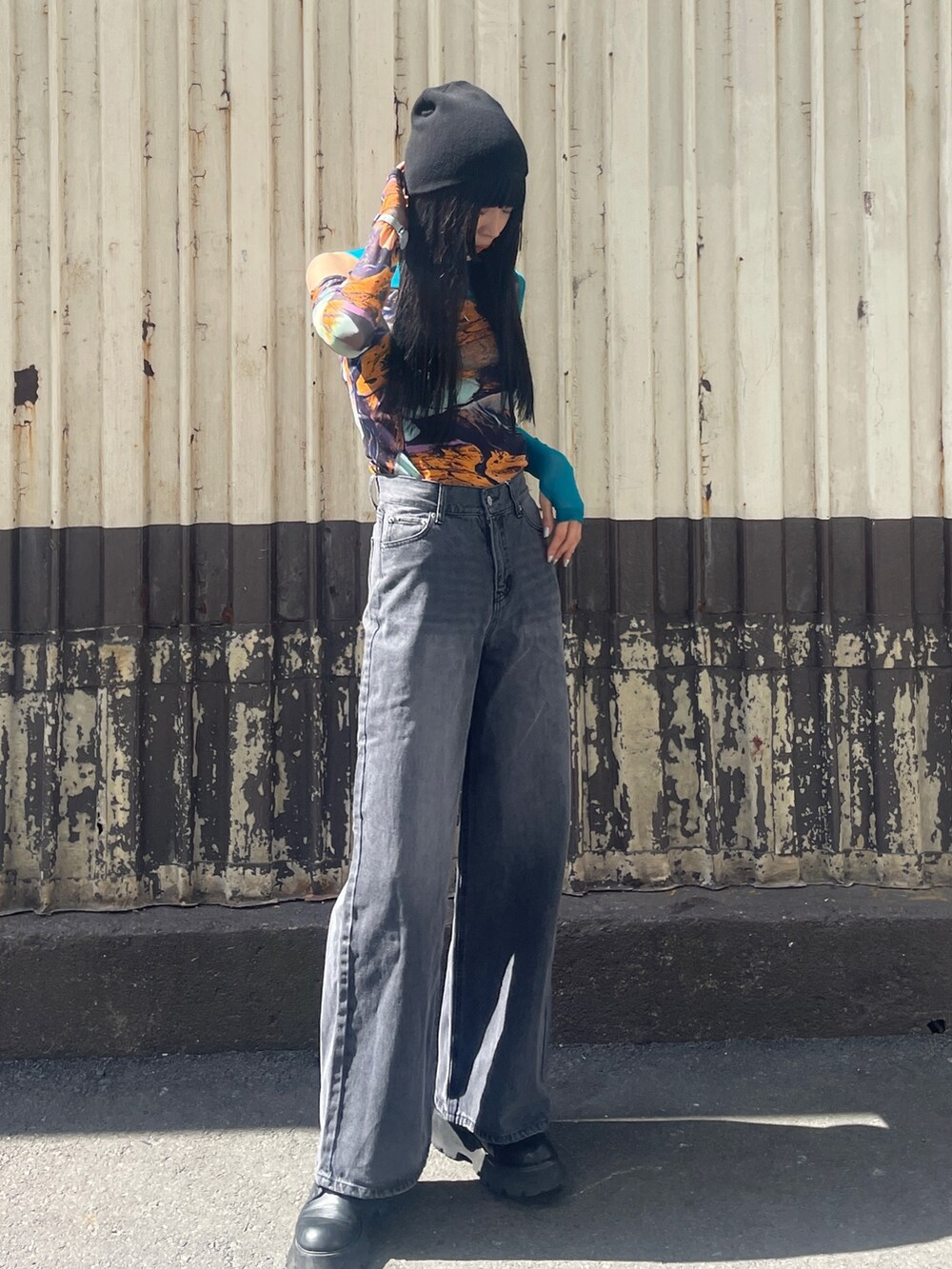 その他のTシャツ/カットソー、ブラック系のショルダーバッグ、ブラック系のデニムパンツを着用したレディースの春コーディネートの3枚目の写真