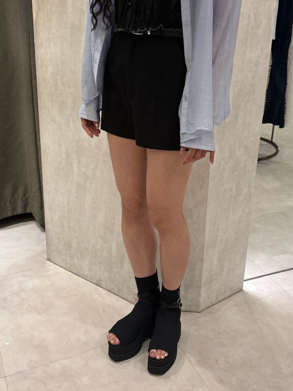 ブルー系のシャツ/ブラウス、ブラック系のキャミソール、ブラック系のその他パンツを着用したレディースの春コーディネートの5枚目の写真