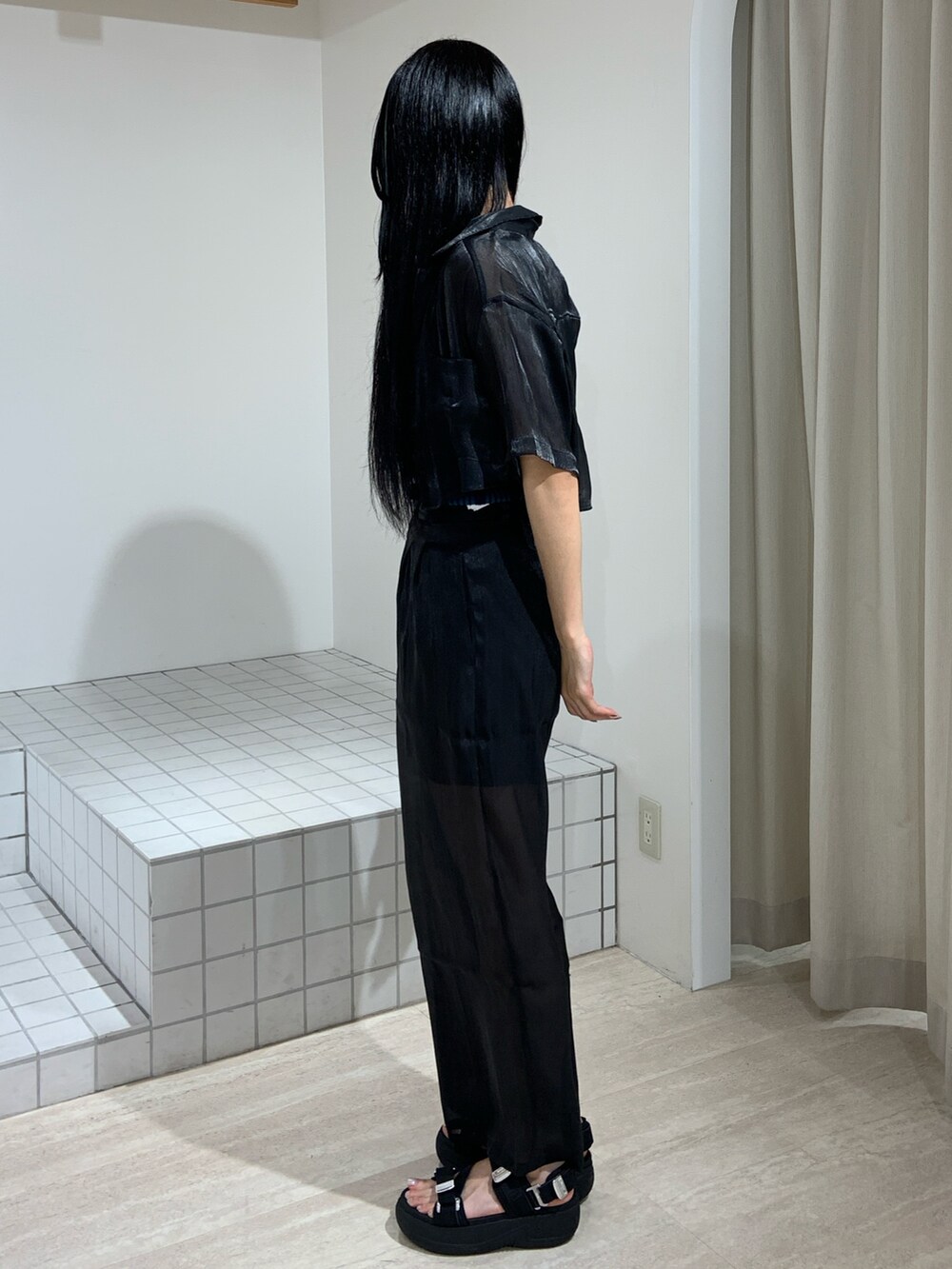 ブラック系のシャツ/ブラウス、ブルー系のタンクトップ、ブラック系のその他パンツを着用したレディースの夏コーディネートの3枚目の写真