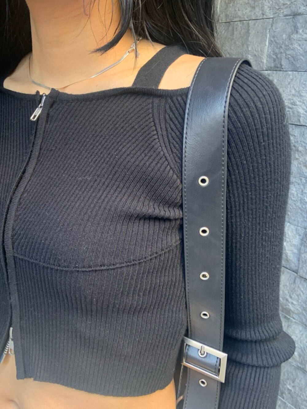 ブラック系のニット/セーター、ホワイト系のその他パンツ、ブラック系のブーツを着用したレディースの冬コーディネートの5枚目の写真