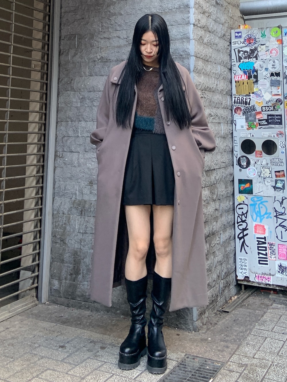 ブラウン系のニット/セーター、ブラック系のその他パンツ、ブラック系のブーツを着用したレディースの冬コーディネートの2枚目の写真