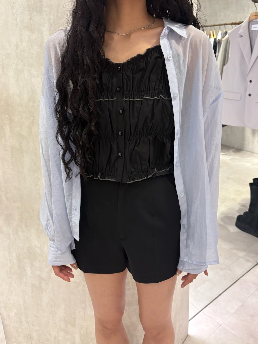 ブルー系のシャツ/ブラウス、ブラック系のキャミソール、ブラック系のその他パンツを着用したレディースの春コーディネートの4枚目の写真