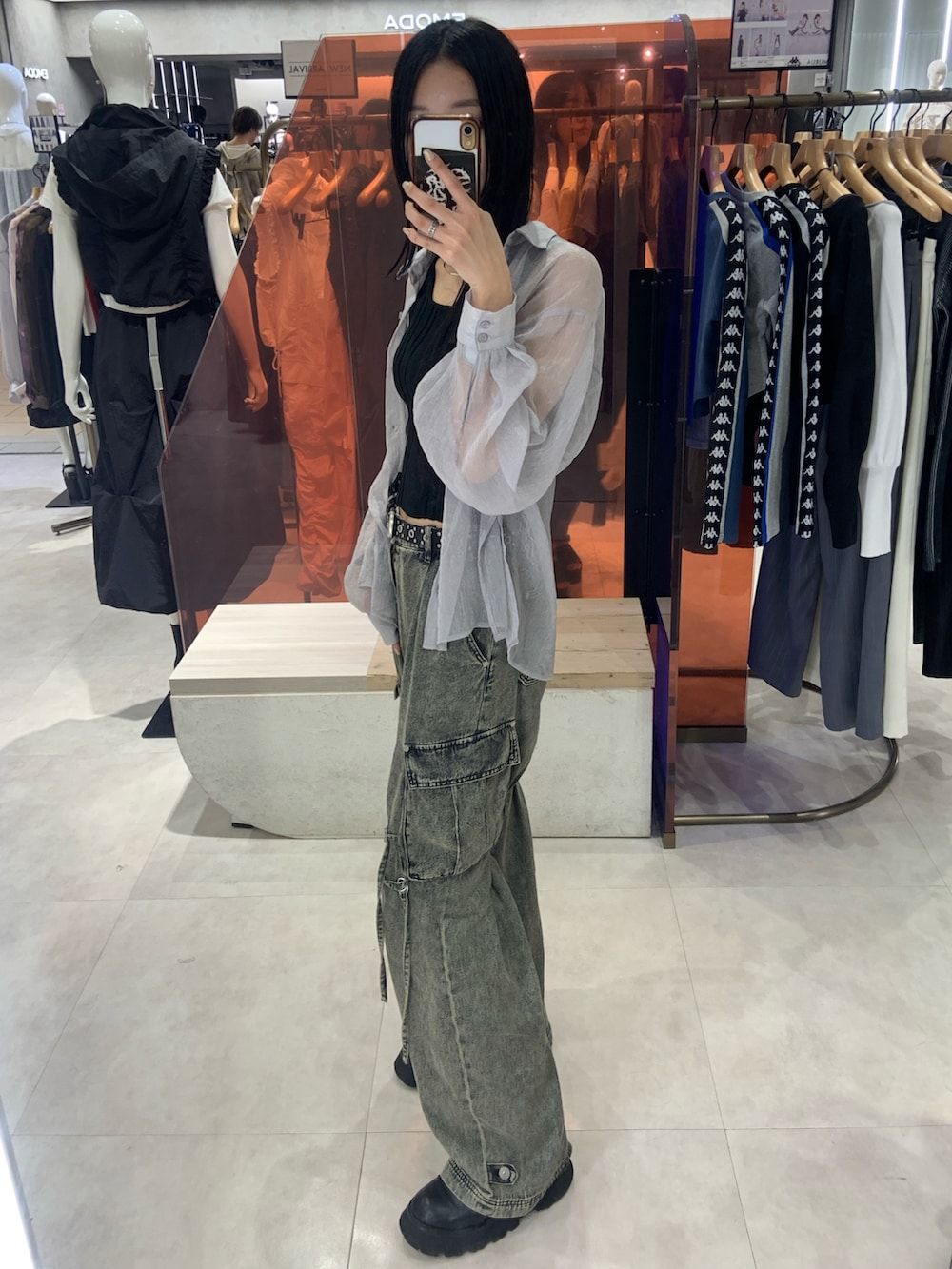 ブラック系のタンクトップ、グレー系のシャツ/ブラウス、ブラック系のデニムパンツを着用したレディースの春コーディネートの3枚目の写真