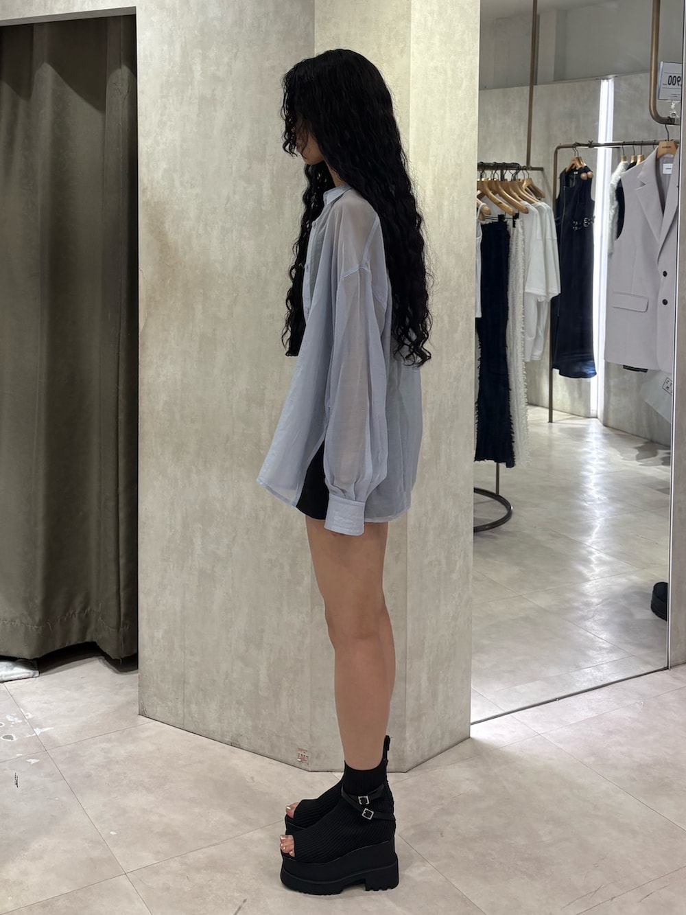 ブルー系のシャツ/ブラウス、ブラック系のキャミソール、ブラック系のその他パンツを着用したレディースの春コーディネートの2枚目の写真