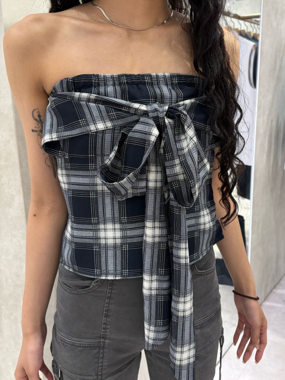 ブルー系のTシャツ/カットソー、グレー系のカーゴパンツ、ブラック系のサンダルを着用したレディースの春コーディネートの4枚目の写真