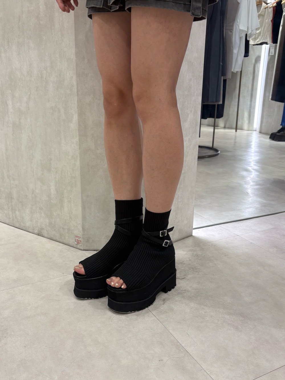 ブラック系のシャツ/ブラウス、グレー系のその他パンツ、ブラック系のブーツを着用したレディースの夏コーディネートの6枚目の写真