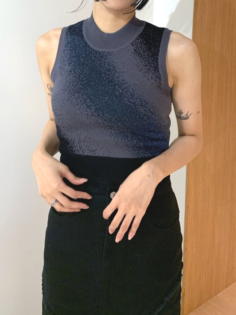 ブラック系のサンダル、ブラック系のデニムスカート、ブラック系のタンクトップを着用したレディースの夏コーディネートの4枚目の写真