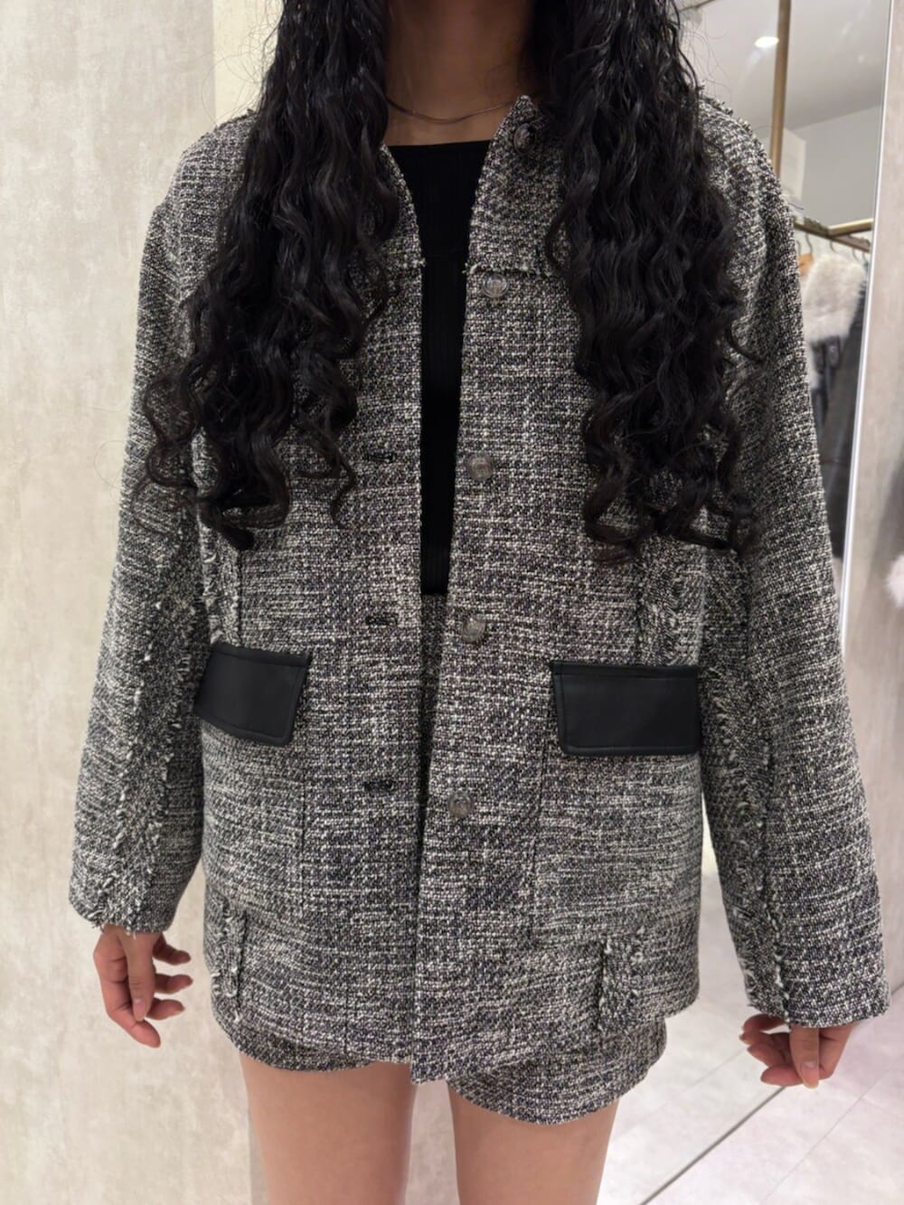 ブラック系のブーツ、グレー系のその他パンツ、グレー系のテーラードジャケットを着用したレディースの冬コーディネートの4枚目の写真