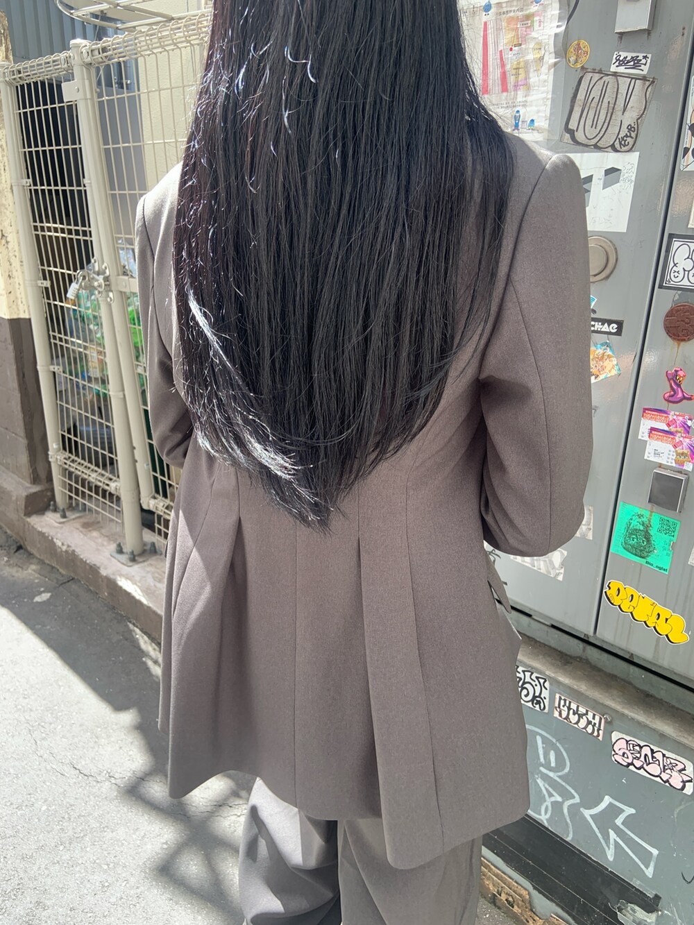 グレー系のテーラードジャケット、グレー系のその他パンツ、ブラック系のブーツを着用したレディースの秋コーディネートの7枚目の写真