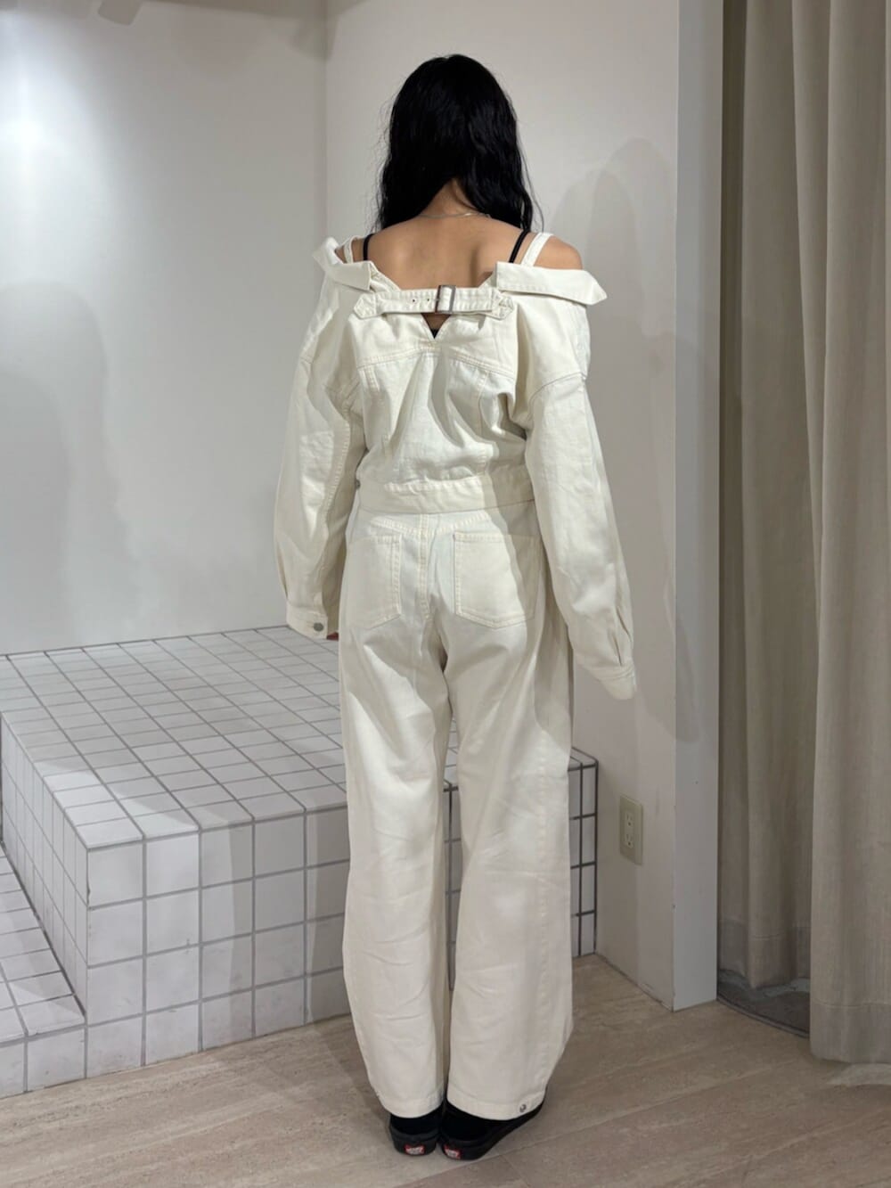 ホワイト系のデニムパンツ、ホワイト系のデニムジャケットを着用したレディースの冬コーディネートの3枚目の写真