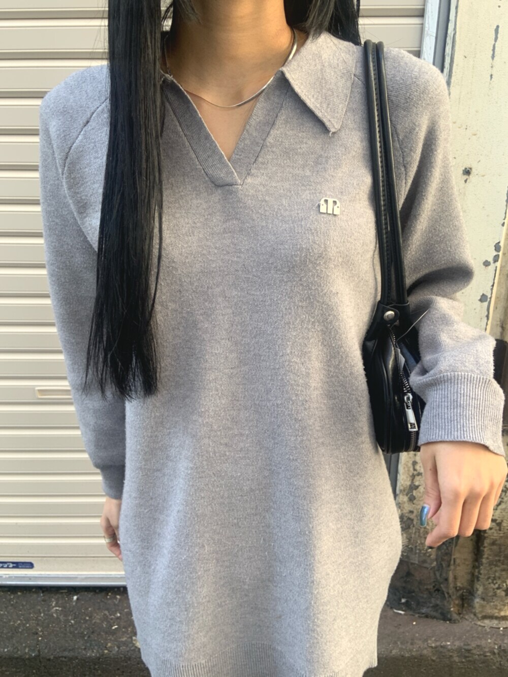 ブラック系のボストンバッグ、グレー系のワンピース、ブラック系のブーツを着用したレディースの冬コーディネートの5枚目の写真