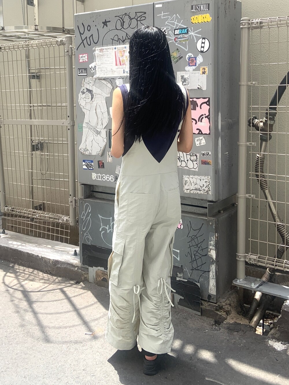 ブルー系のタンクトップ、ホワイト系のつなぎ/オールインワン、ブラック系のサンダルを着用したレディースの夏コーディネートの3枚目の写真