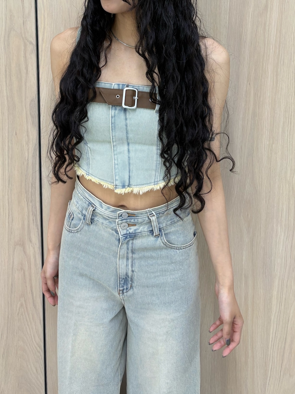 ブルー系のその他トップス、ブルー系のデニムパンツ、グリーン系のサンダルを着用したレディースの春コーディネートの4枚目の写真