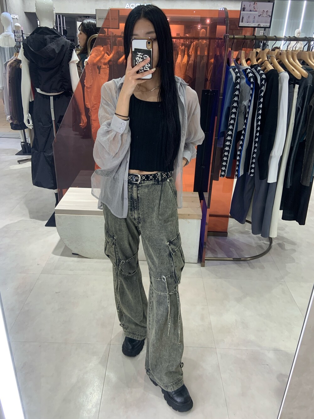 ブラック系のタンクトップ、グレー系のシャツ/ブラウス、ブラック系のデニムパンツを着用したレディースの春コーディネートの2枚目の写真