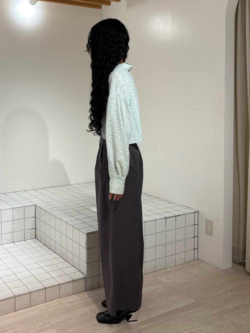 グレー系のスラックス、その他のシャツ/ブラウスを着用したレディースの春コーディネートの2枚目の写真