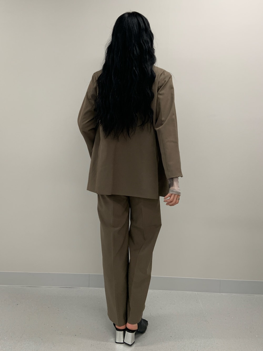 ベージュ系のTシャツ/カットソー、ブラウン系のテーラードジャケット、ブラウン系のスラックスを着用したレディースの春コーディネートの3枚目の写真