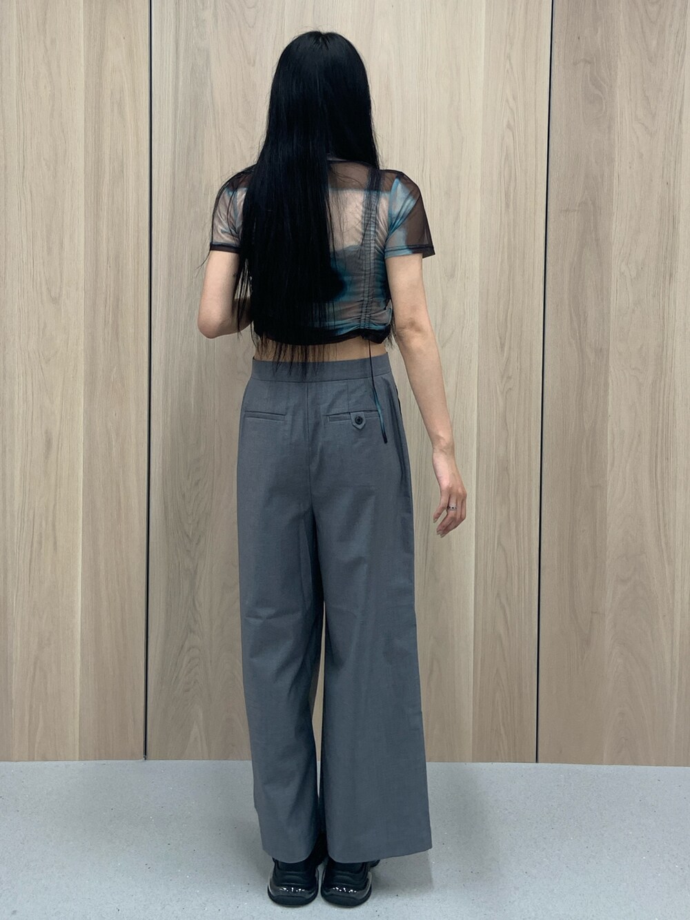 その他のTシャツ/カットソー、グレー系のその他パンツ、ブラック系のサンダルを着用したレディースの春コーディネートの3枚目の写真