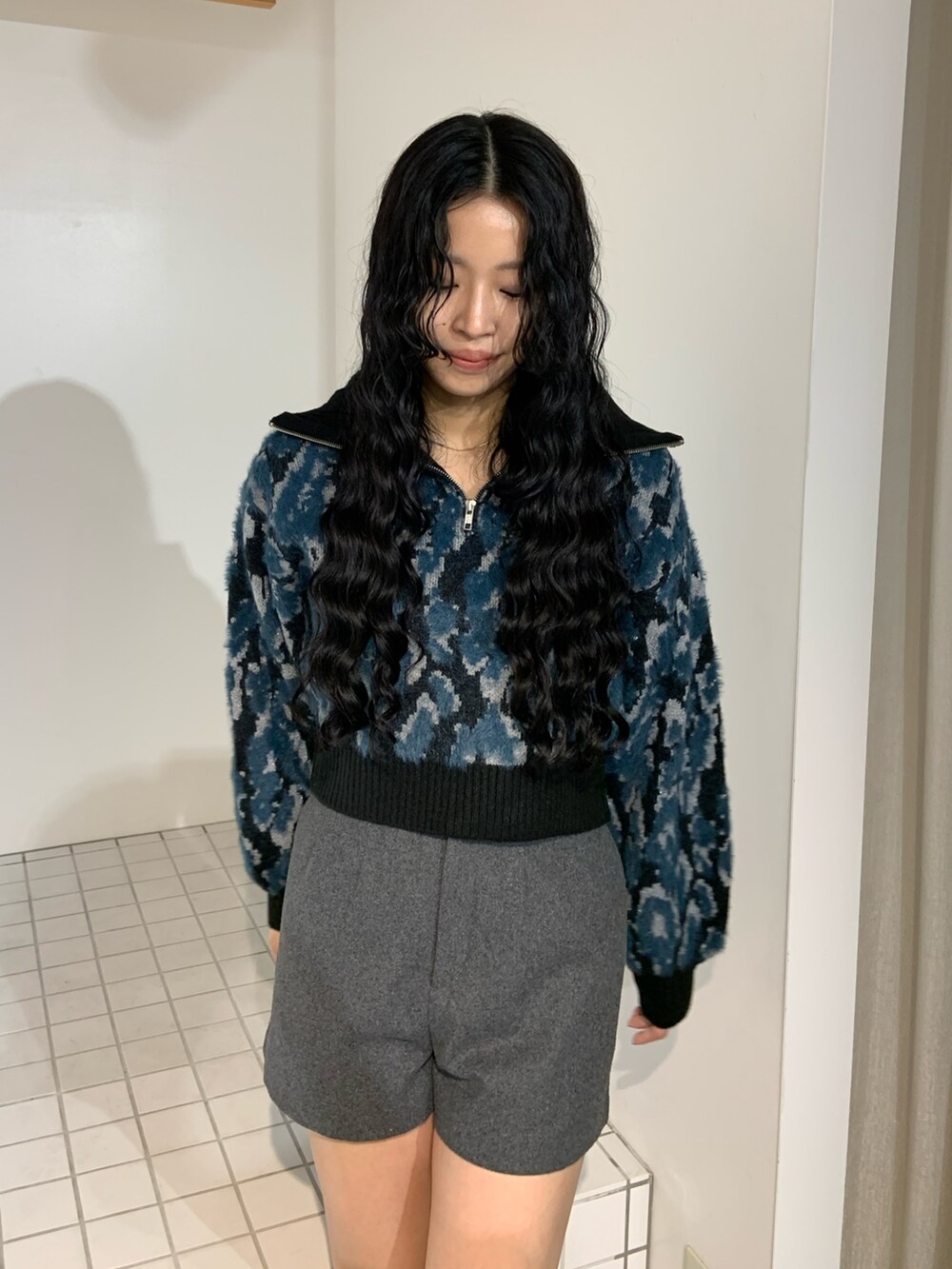 ブラック系のニット/セーター、グレー系のその他パンツ、ブラック系のブーツを着用したレディースの秋コーディネートの4枚目の写真