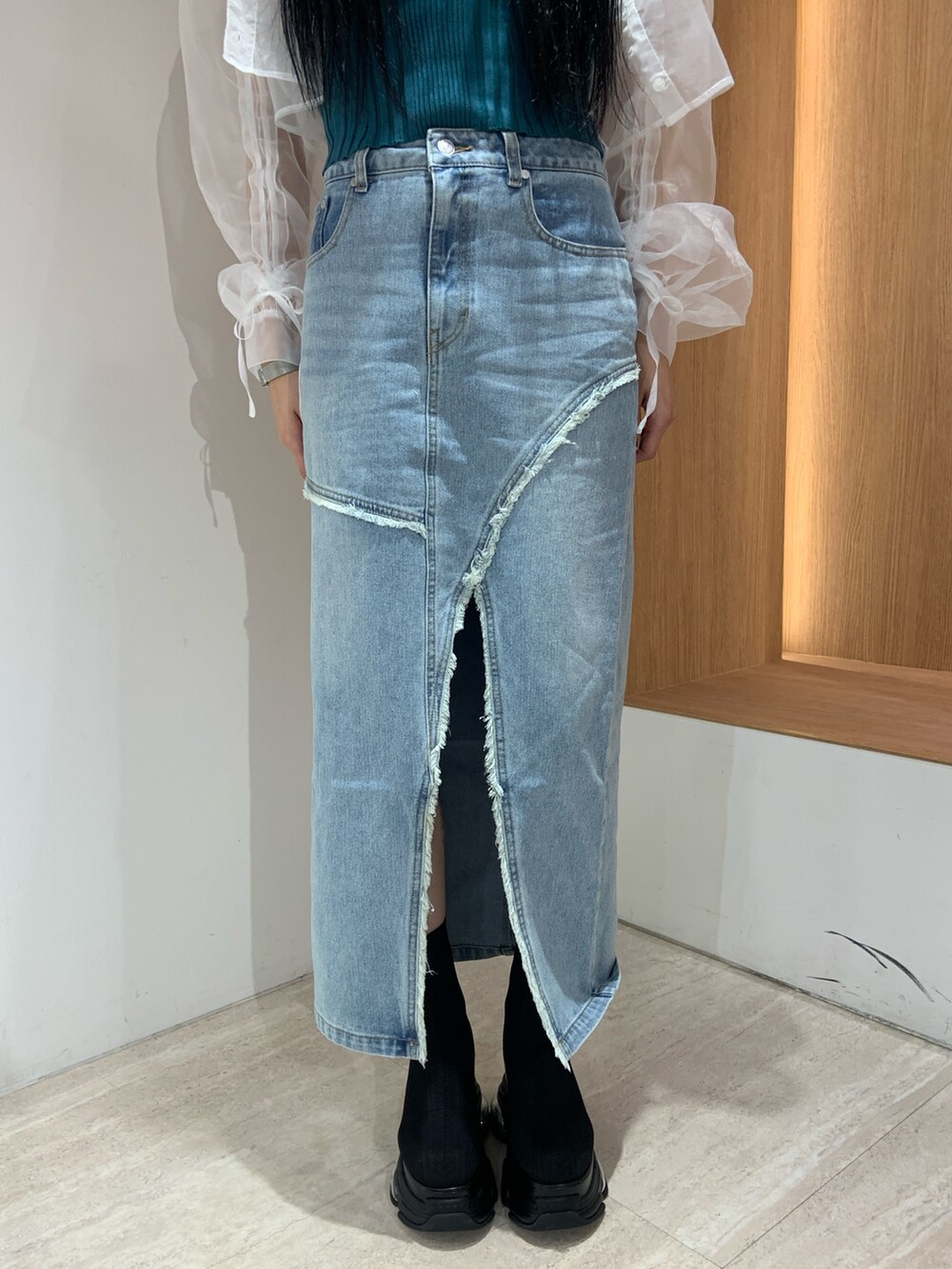 ホワイト系のシャツ/ブラウス、ブルー系のタンクトップ、ブルー系のデニムスカートを着用したレディースの春コーディネートの6枚目の写真