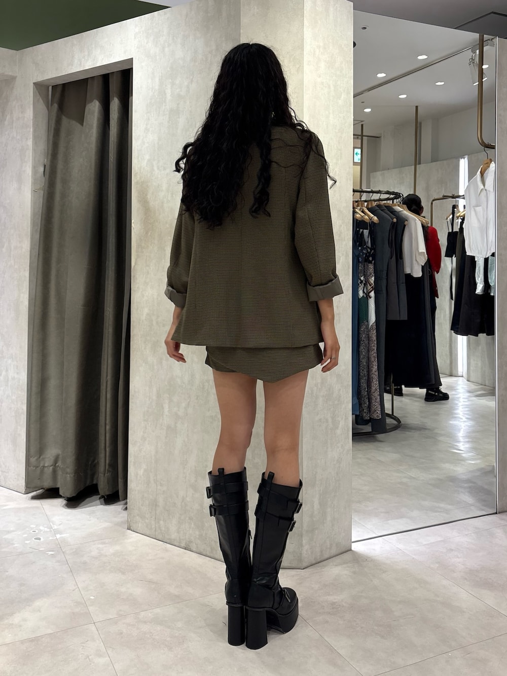 その他のその他トップス、ブラック系のTシャツ/カットソー、その他のテーラードジャケットを着用したレディースの秋コーディネートの3枚目の写真