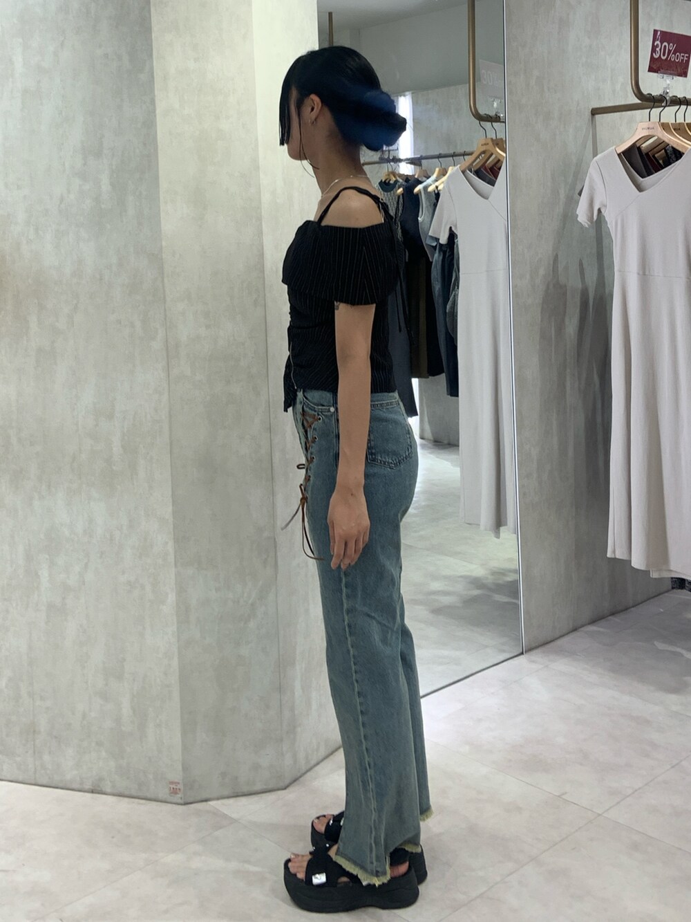 ブラック系のシャツ/ブラウス、ブルー系のデニムパンツを着用したレディースの夏コーディネートの2枚目の写真