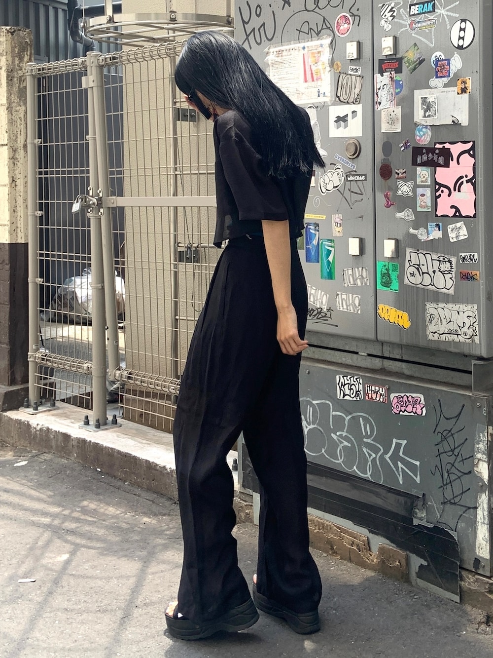 ブラック系のシャツ/ブラウス、ブラック系のニット/セーター、ブラック系のその他パンツを着用したレディースの夏コーディネートの2枚目の写真