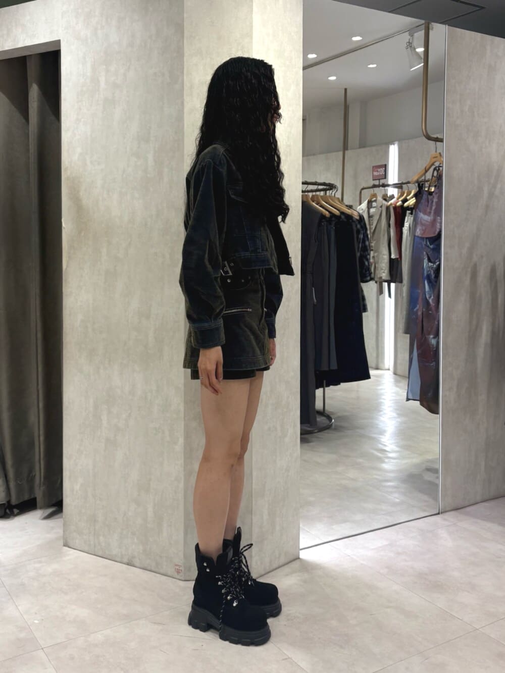 グリーン系のデニムジャケット、グリーン系のデニムスカート、ブラック系のTシャツ/カットソーを着用したレディースの夏コーディネートの2枚目の写真