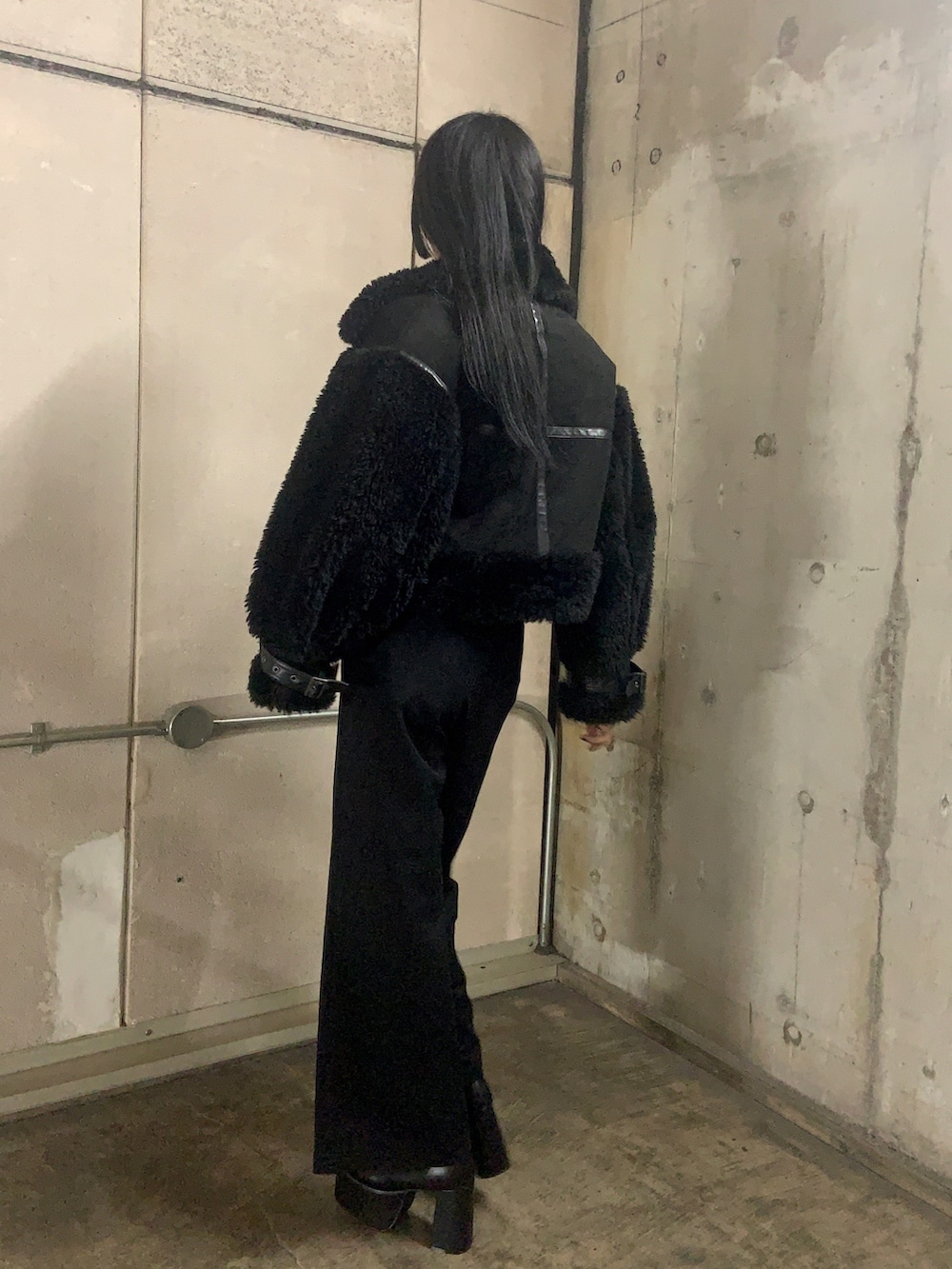 シルバー系のニット/セーター、ブラック系のムートンコート、ブラック系のその他パンツを着用したレディースの秋コーディネートの4枚目の写真