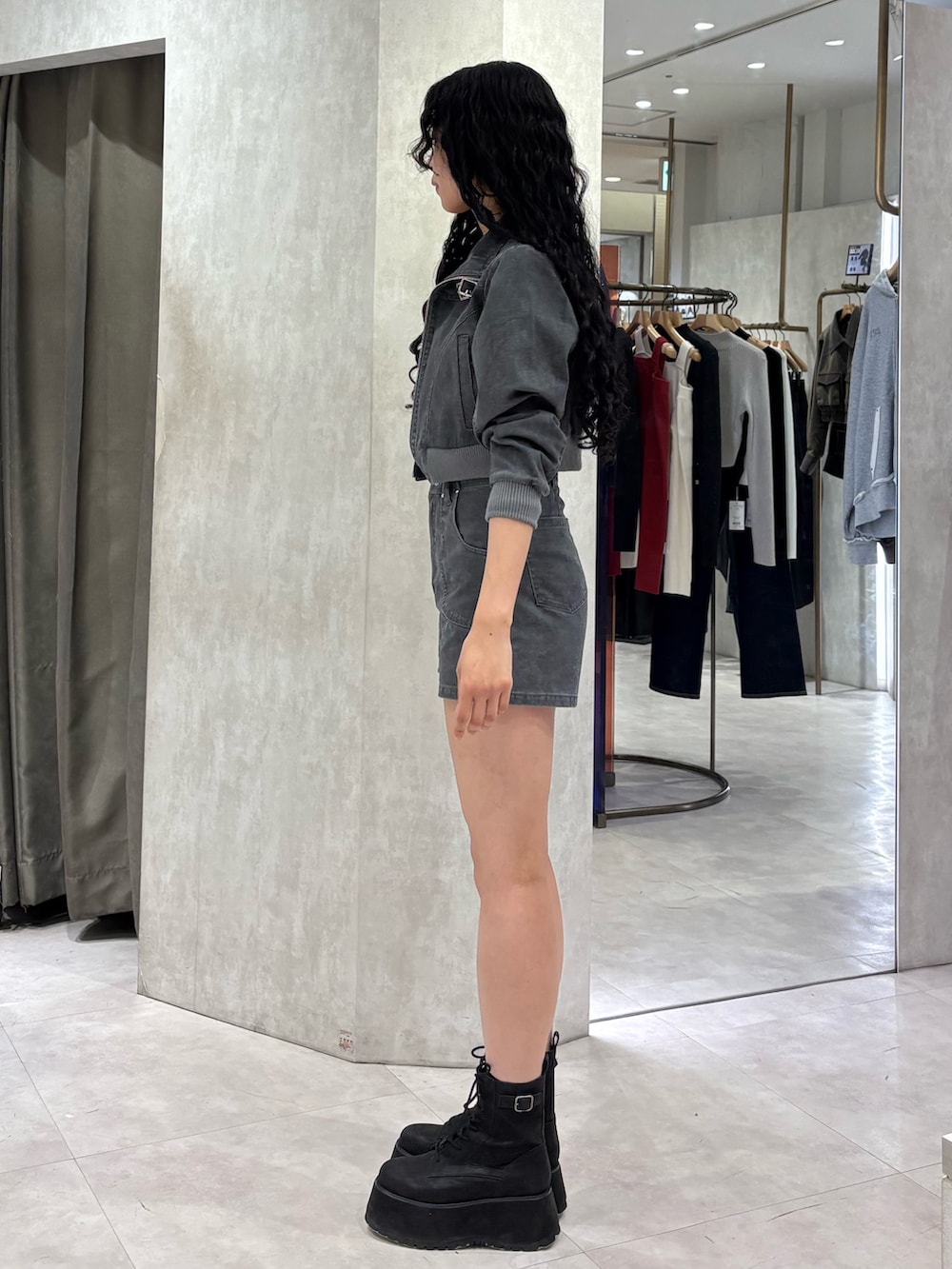 グレー系のブルゾン、グレー系のその他パンツ、ブラック系のキャミソールを着用したレディースの春コーディネートの2枚目の写真