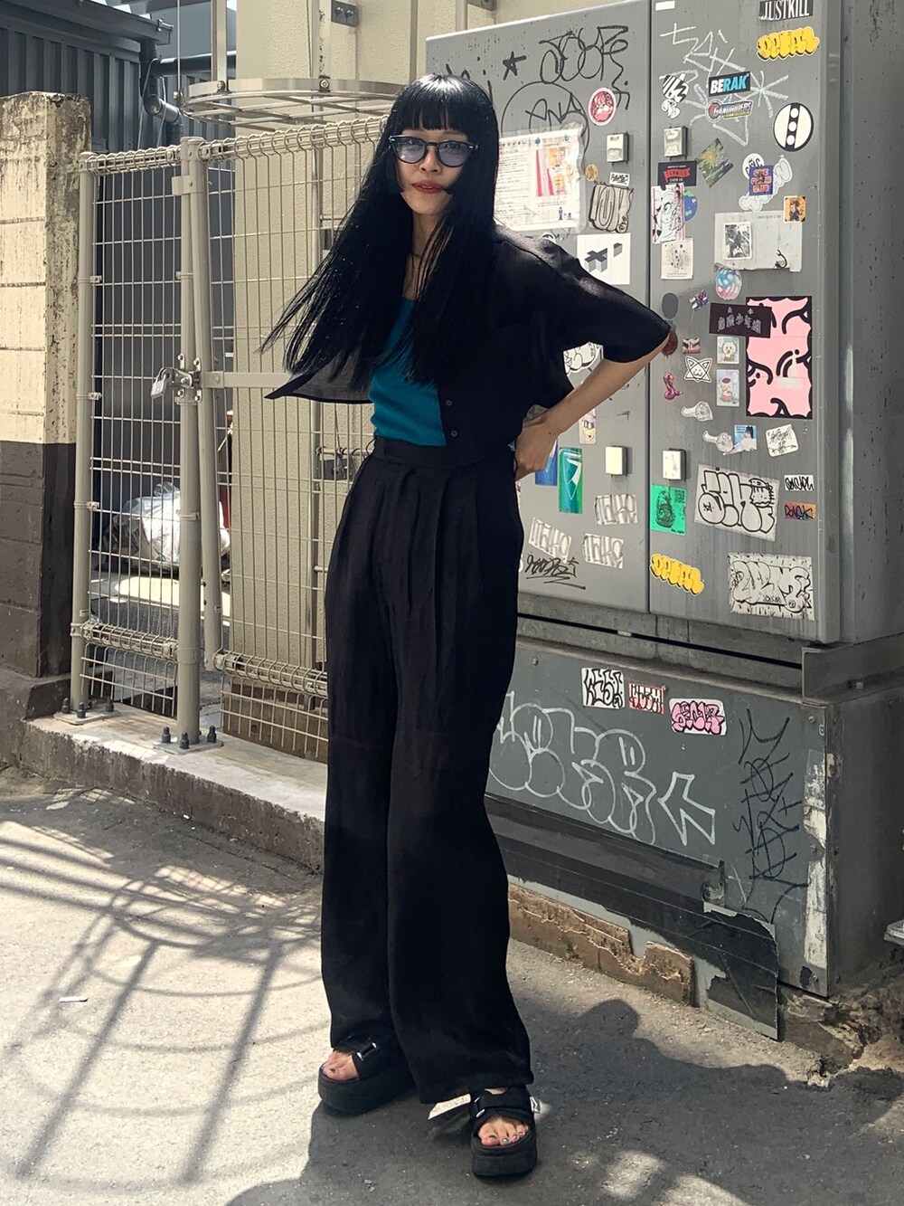 ブラック系のシャツ/ブラウス、ブラック系のニット/セーター、ブラック系のその他パンツを着用したレディースの夏コーディネートの4枚目の写真