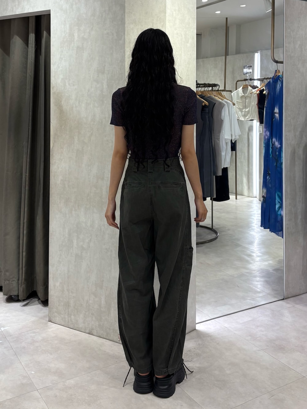 ブルー系のニット/セーター、グリーン系のその他パンツ、ブラック系のサンダルを着用したレディースの夏コーディネートの3枚目の写真