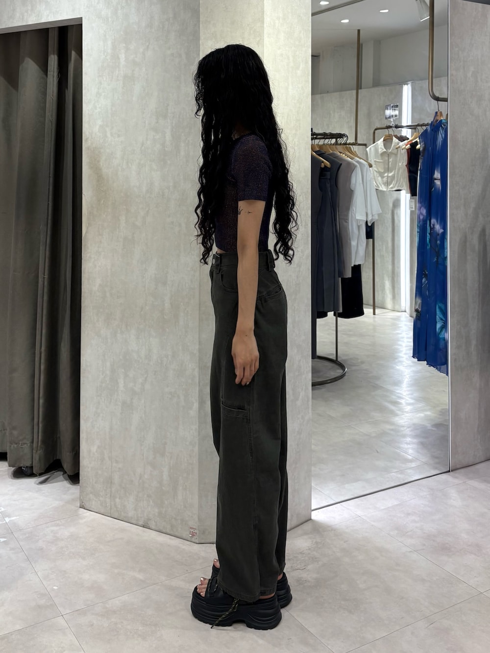 ブルー系のニット/セーター、グリーン系のその他パンツ、ブラック系のサンダルを着用したレディースの夏コーディネートの2枚目の写真