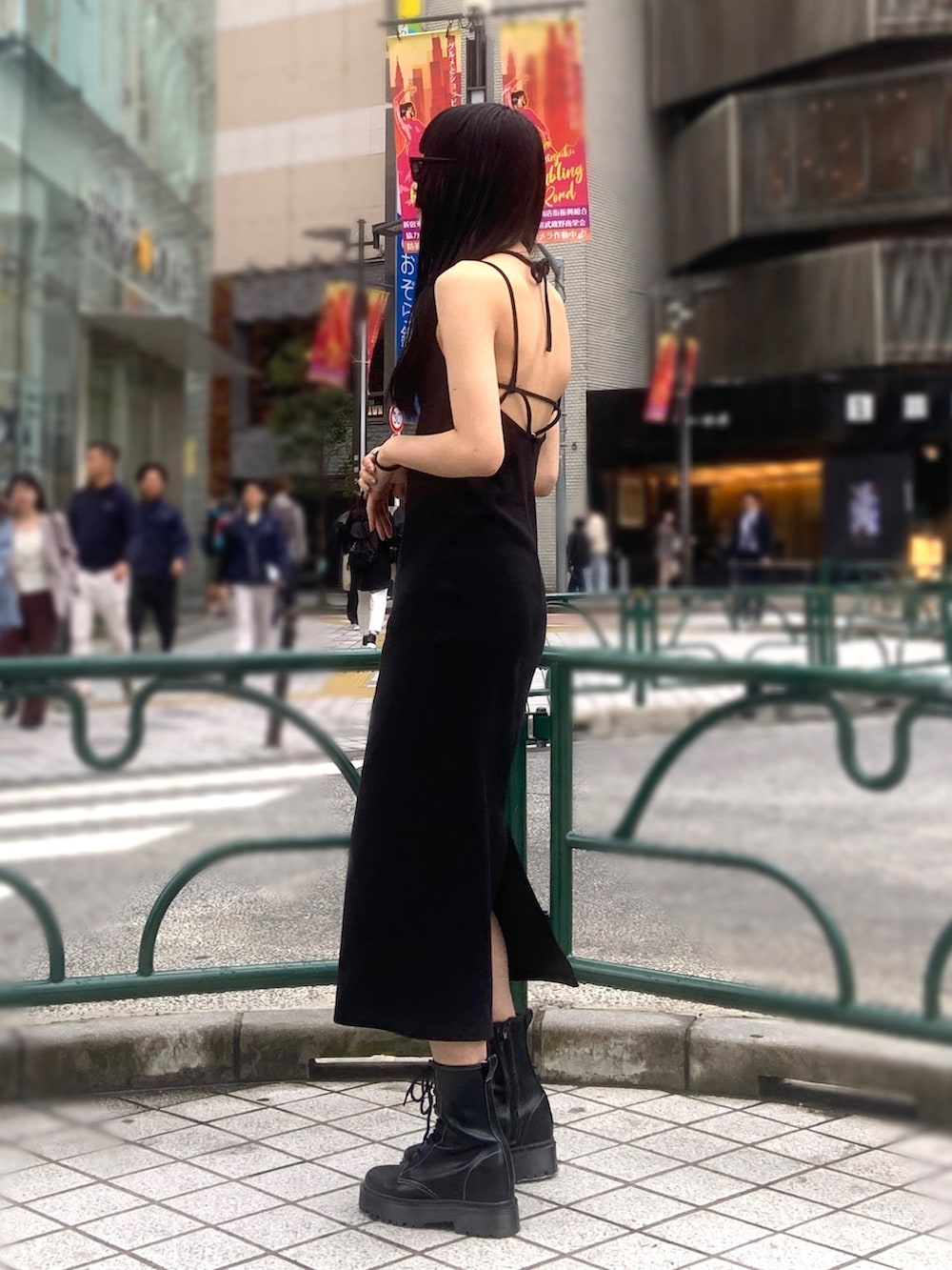 グリーン系のシャツ/ブラウス、ブラック系のワンピース、ブラック系のブーツを着用したレディースの春コーディネートの3枚目の写真