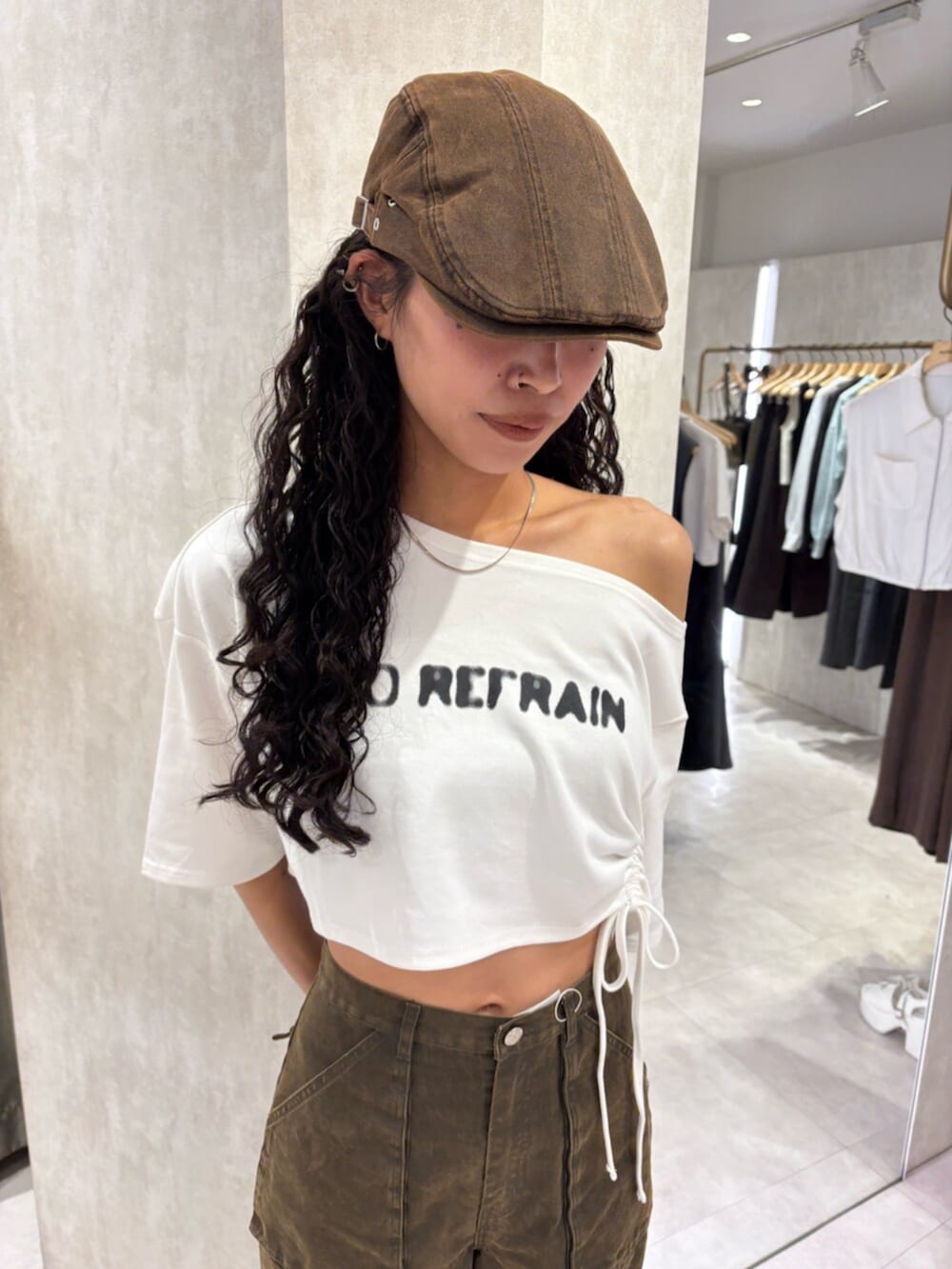 ブラック系のサンダル、ホワイト系のTシャツ/カットソー、ブラウン系のカーゴパンツを着用したレディースの秋コーディネートの4枚目の写真