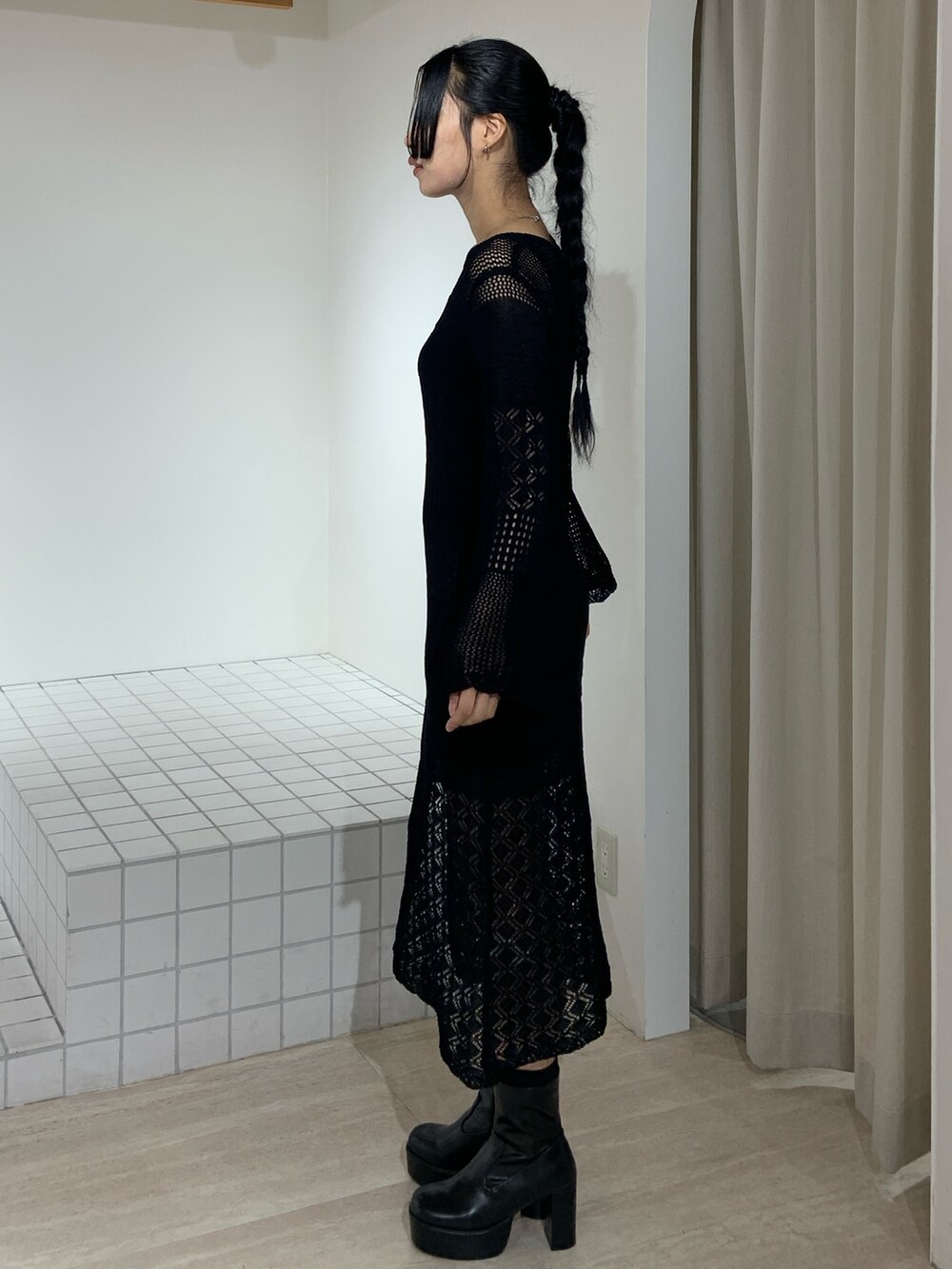 ブラック系のワンピース、ブラック系のブーツを着用したレディースの秋コーディネートの2枚目の写真