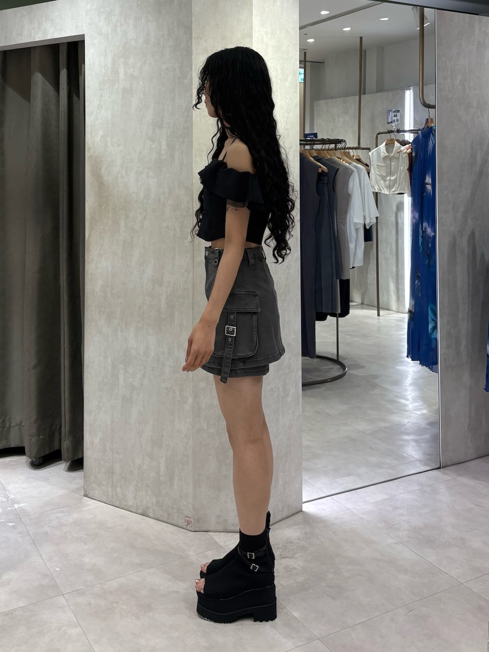 ブラック系のシャツ/ブラウス、グレー系のその他パンツ、ブラック系のブーツを着用したレディースの夏コーディネートの2枚目の写真
