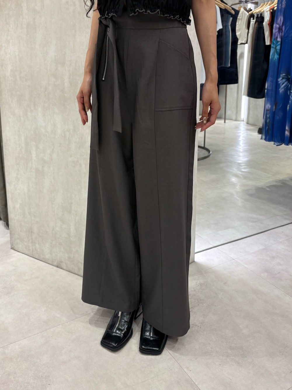 ブラック系のキャミソール、グレー系のその他パンツ、ブラック系のパンプスを着用したレディースの夏コーディネートの5枚目の写真
