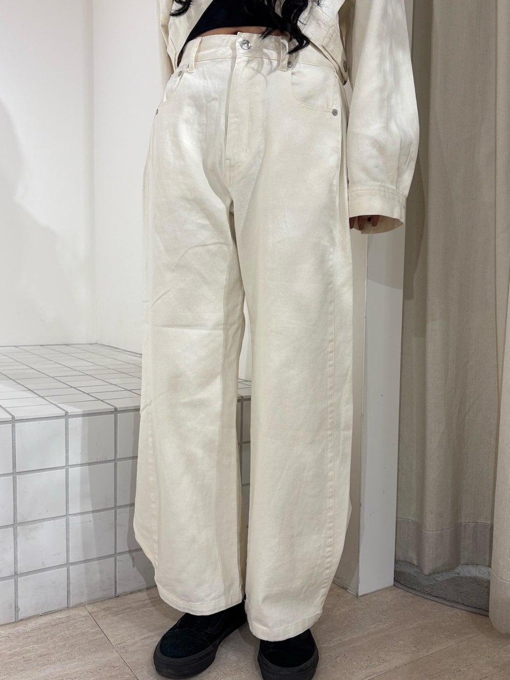 ホワイト系のTシャツ/カットソー、ホワイト系のデニムパンツを着用したレディースの冬コーディネートの5枚目の写真