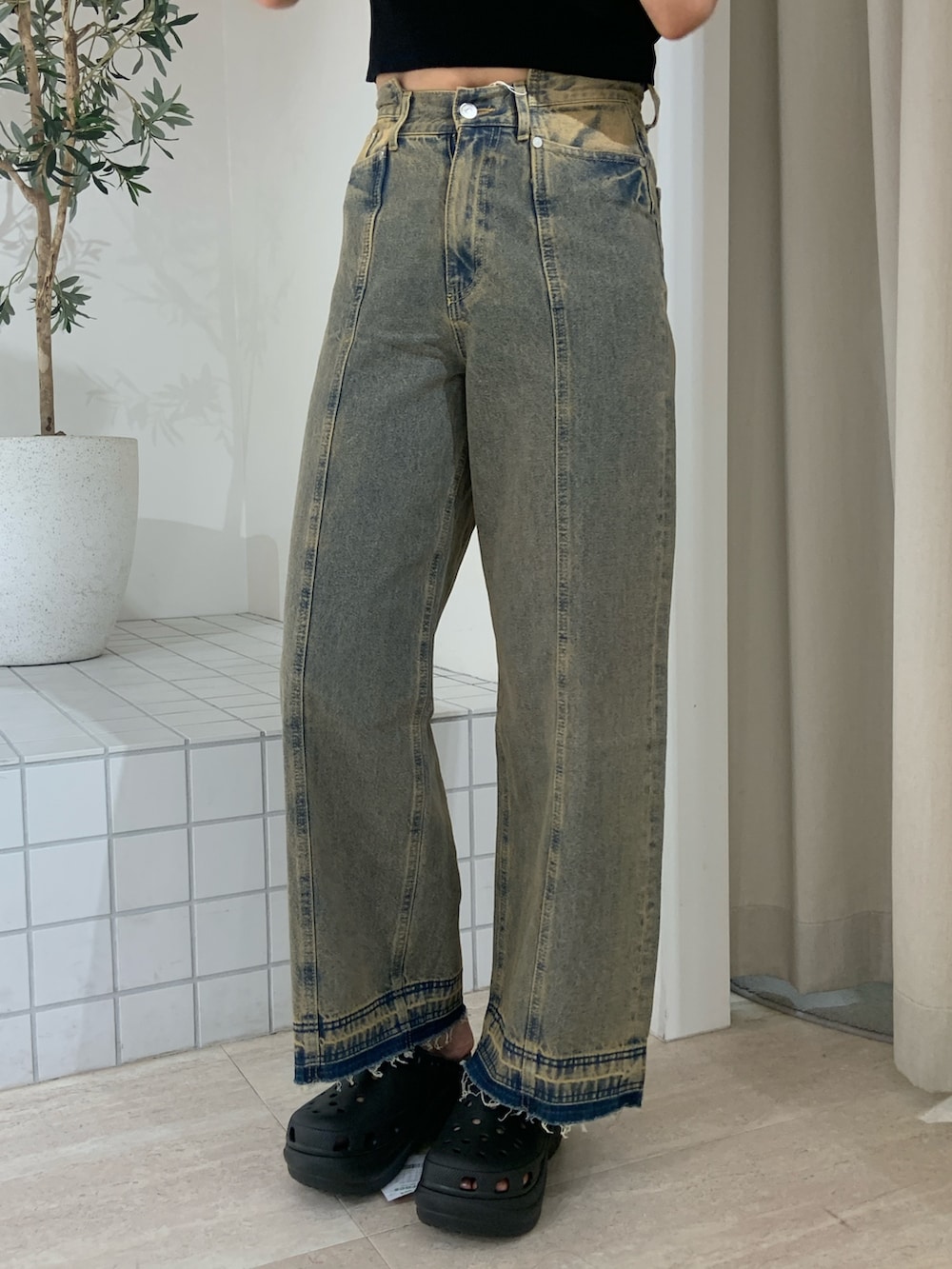 ブラック系のニット/セーター、その他のデニムパンツ、ブラック系のサンダルを着用したレディースの夏コーディネートの6枚目の写真