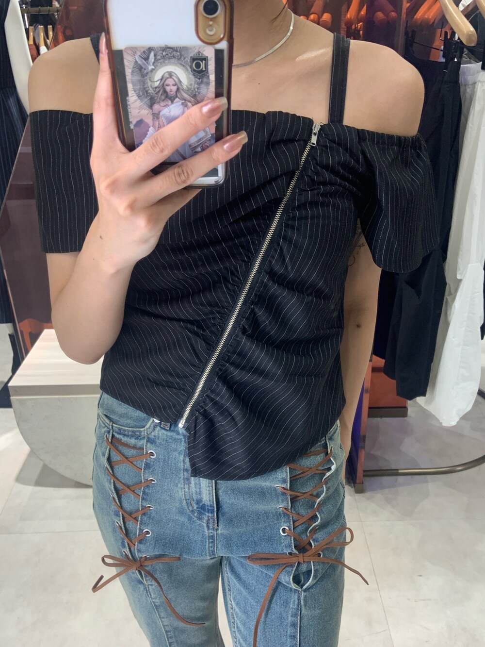 ブラック系のシャツ/ブラウス、ブルー系のデニムパンツを着用したレディースの夏コーディネートの4枚目の写真