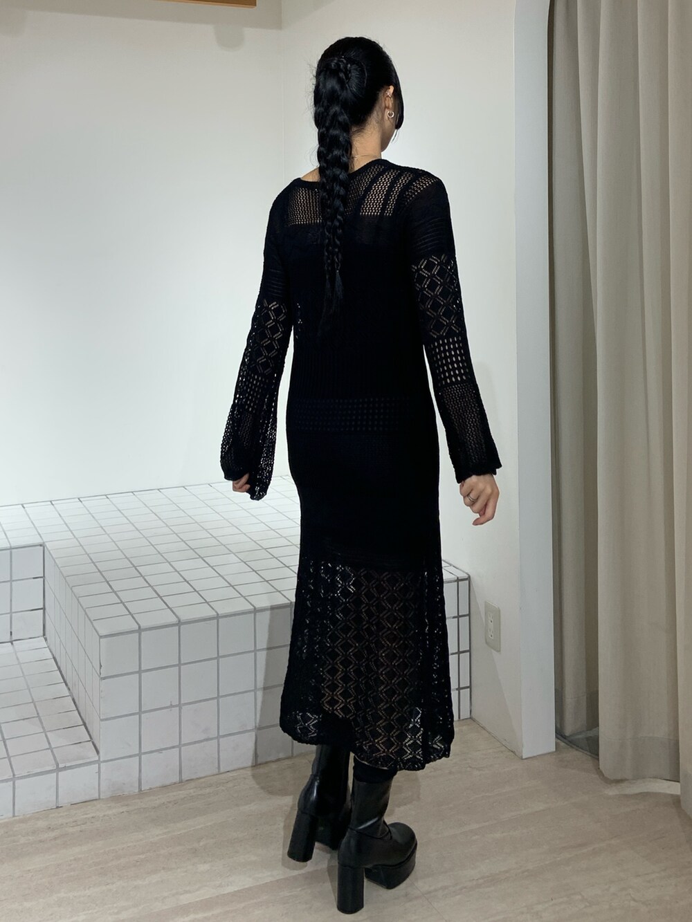 ブラック系のワンピース、ブラック系のブーツを着用したレディースの秋コーディネートの3枚目の写真