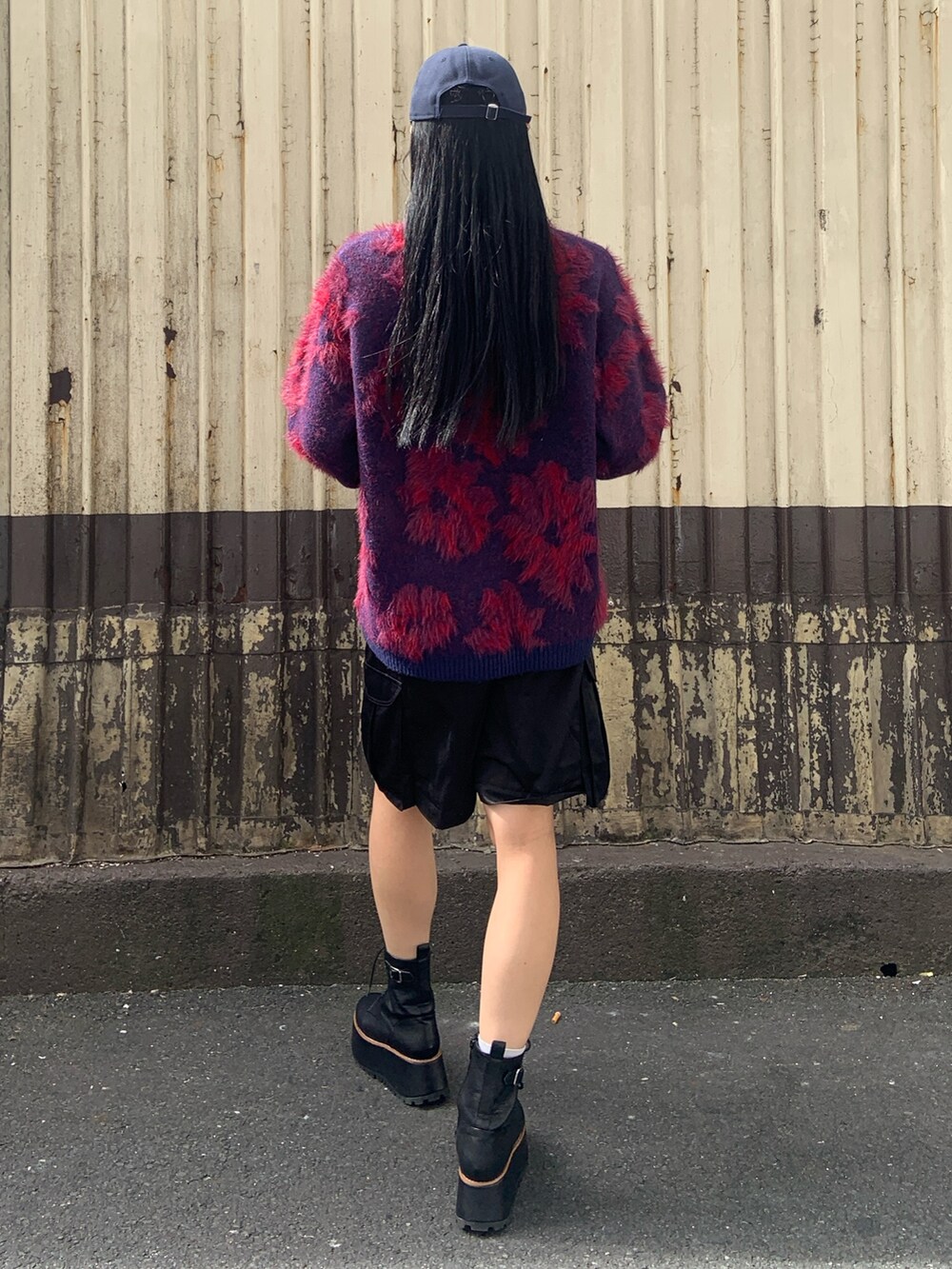 ブルー系のニット/セーター、ブラック系のカーゴパンツ、ブラック系のブーツを着用したレディースの秋コーディネートの4枚目の写真