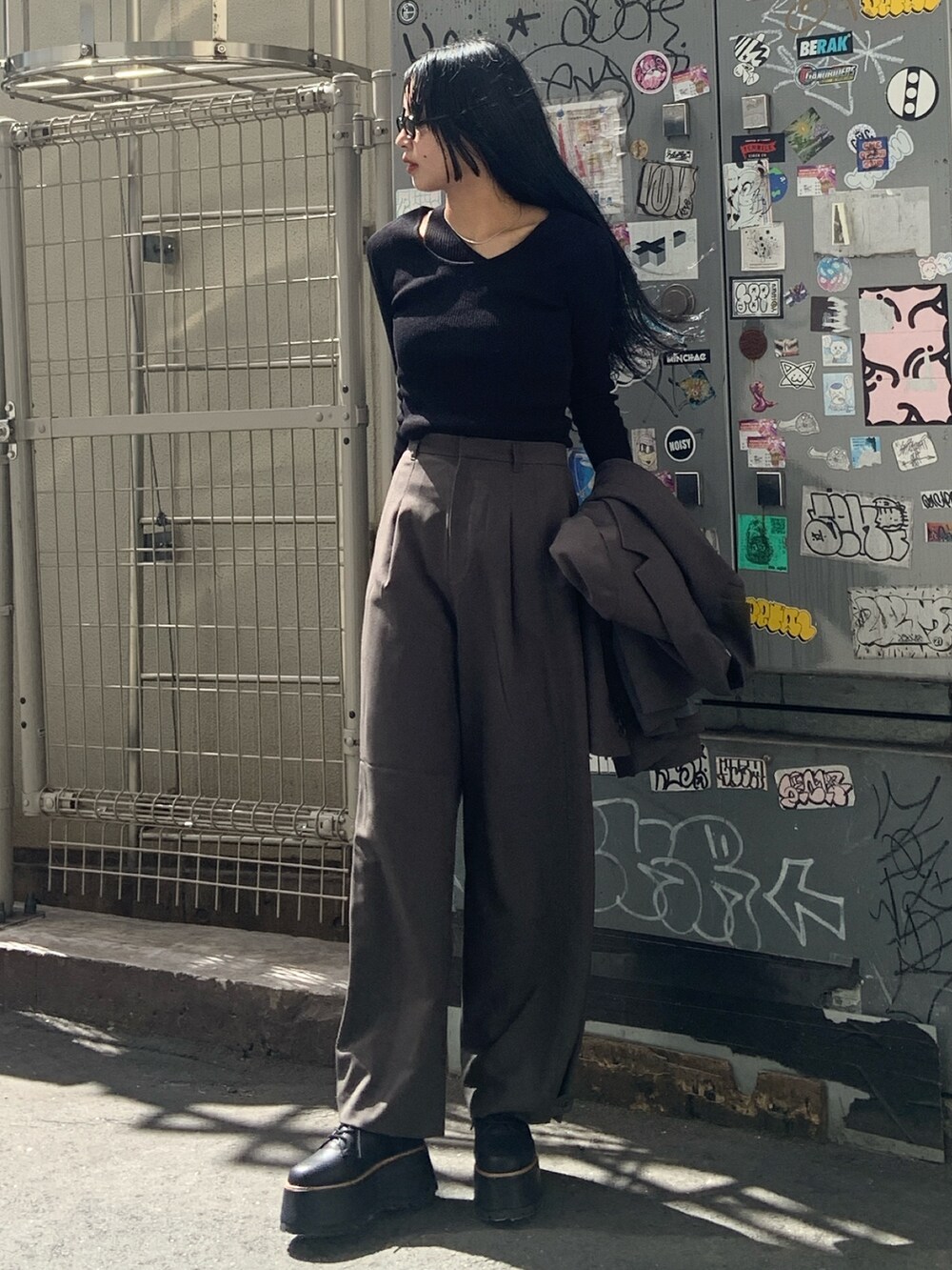 グレー系のテーラードジャケット、グレー系のその他パンツ、ブラック系のブーツを着用したレディースの秋コーディネートの5枚目の写真