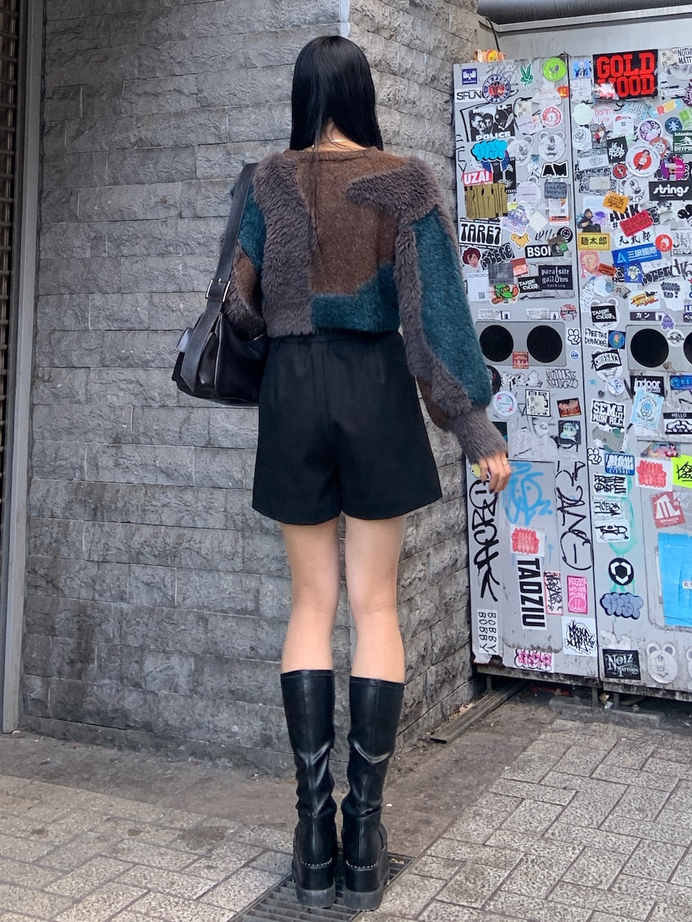 ブラウン系のニット/セーター、ブラック系のショルダーバッグ、ブラック系のその他パンツを着用したレディースの冬コーディネートの4枚目の写真