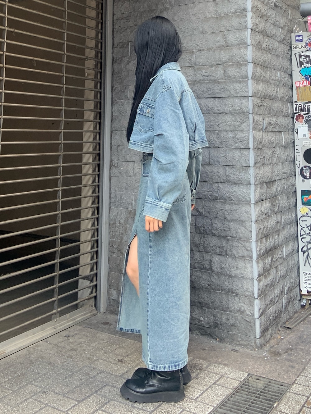ブラック系のニット/セーター、ブルー系のデニムジャケット、ブルー系のその他トップスを着用したレディースの冬コーディネートの3枚目の写真