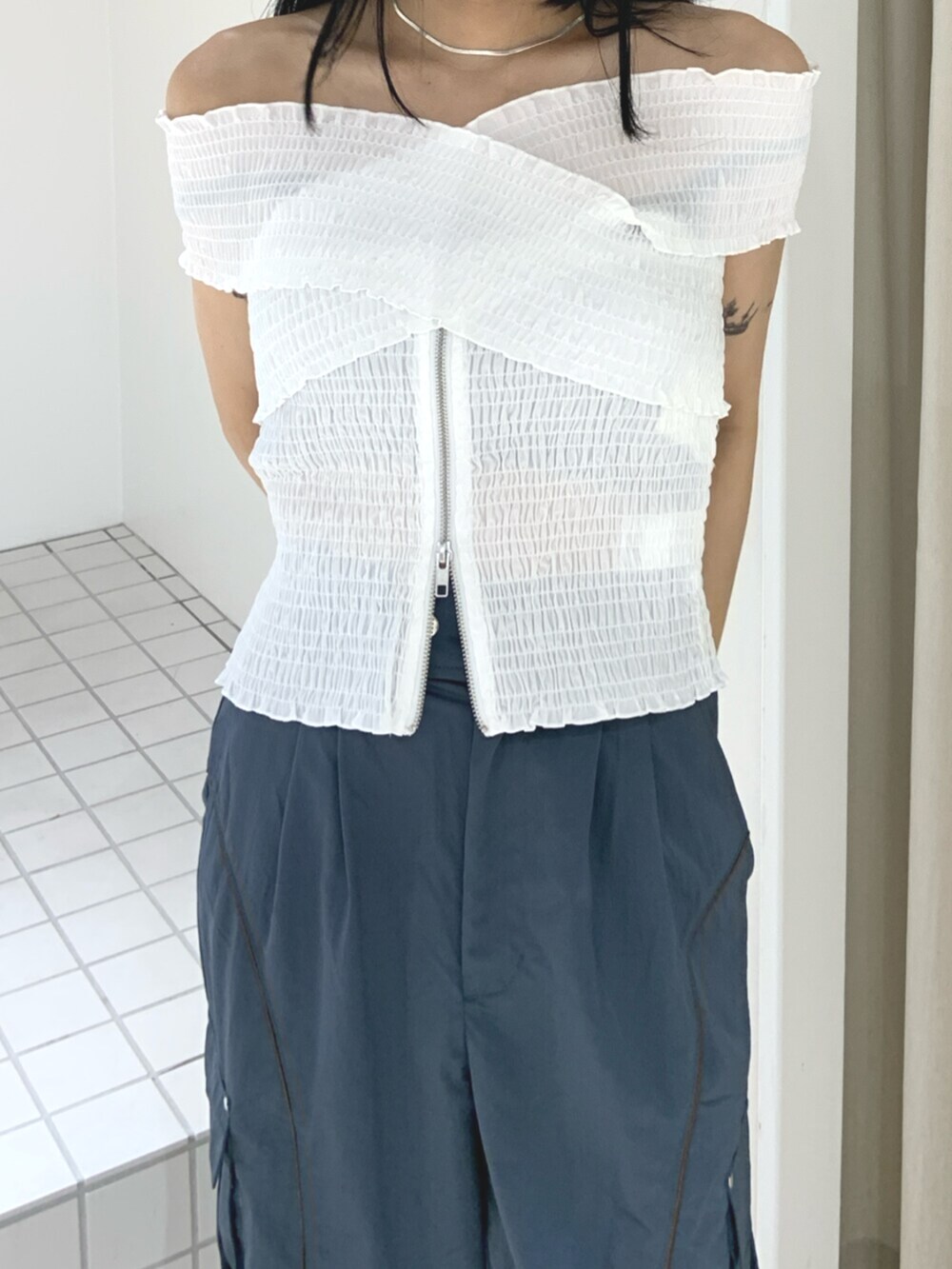 ブラック系のサンダル、ホワイト系のシャツ/ブラウス、ブルー系のカーゴパンツを着用したレディースの夏コーディネートの5枚目の写真
