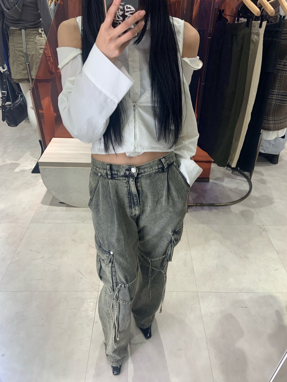 ホワイト系のシャツ/ブラウス、ブラック系のデニムパンツ、ブラック系のサンダルを着用したレディースの春コーディネートの2枚目の写真