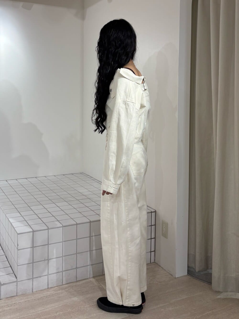 ホワイト系のデニムパンツ、ホワイト系のデニムジャケットを着用したレディースの冬コーディネートの2枚目の写真