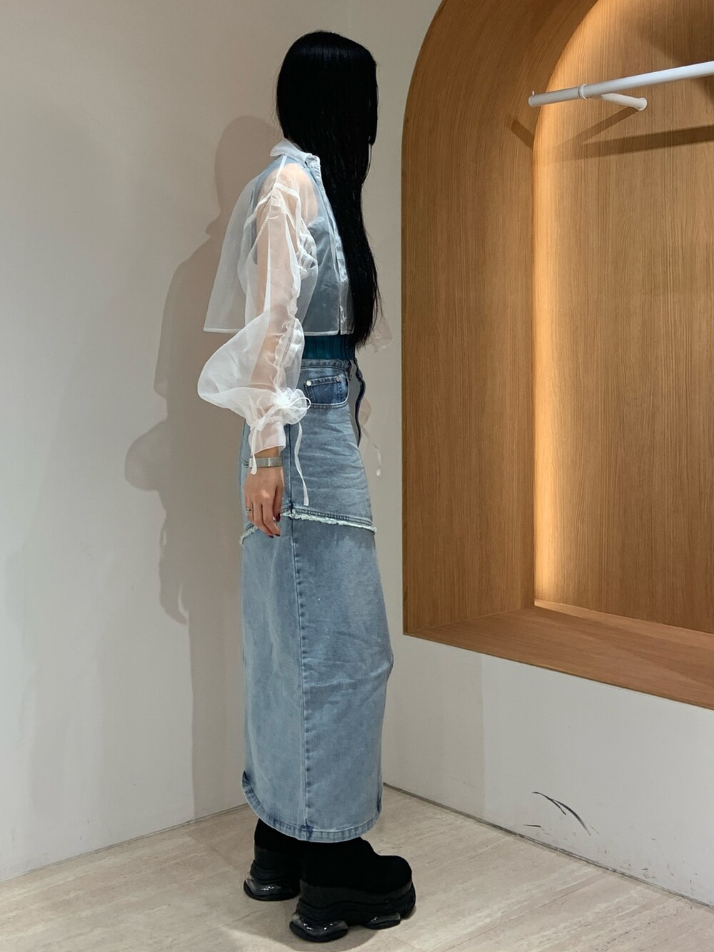 ホワイト系のシャツ/ブラウス、ブルー系のタンクトップ、ブルー系のデニムスカートを着用したレディースの春コーディネートの3枚目の写真